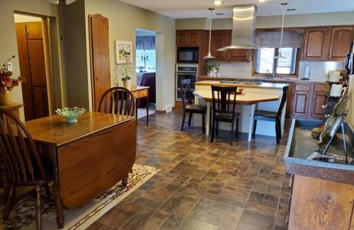 Keene Sonstige | Farmhouse at Cattail Creek