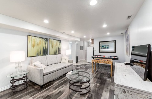 Farmington Haus | Farmington Gem 6BR Private Fenced Yard Sleeps 15