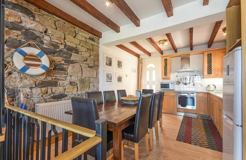 Seahouses Hütte | FARNE LOOKOUT, pet friendly, with a garden in Seahouses