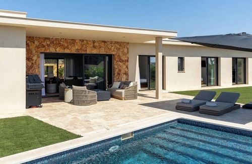 Montenegro Haus | Faro Luxury Home with Heated Pool and Garden