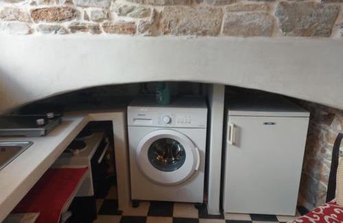 Filoti Haus | Fasolas square studio 15m2 is located 30 stairs up from the main road and it is in the old market fasolas and next to the museums