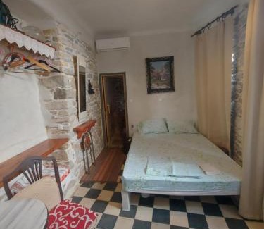 Filoti Haus | Fasolas square studio 15m2 is located 30 stairs up from the main road and it is in the old market fasolas and next to the museums