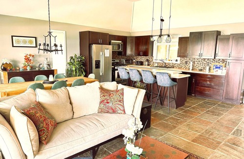 Tibbett's Turn Haus | Featherstone - Upstairs Beach Front Apartment