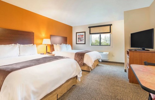 Rapid City Hotel | Feel at Home Near Dinosaur Park & WaTiki Waterpark! With Kitchen! Pets Allowed