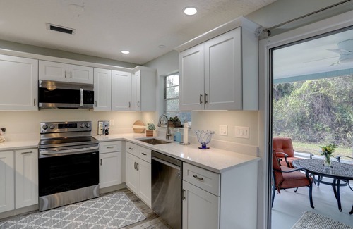 Sebastian Highlands Haus | Feels like Paradise in this Tropical COZY Retreat! 15 minutes to BEACH!