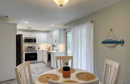 Sebastian Highlands Haus | Feels like Paradise in this Tropical COZY Retreat! 15 minutes to BEACH!