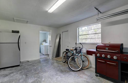 Sebastian Highlands Haus | Feels like Paradise in this Tropical COZY Retreat! 15 minutes to BEACH!