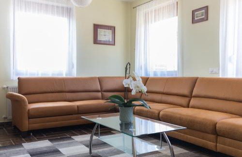 Tolmacs Haus | Fehér Galamb Vendégház
