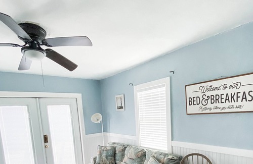 Tropic Hütte | Fenced in Riverview Cottage with Private Deck