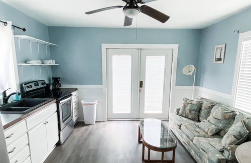 Tropic Hütte | Fenced in Riverview Cottage with Private Deck