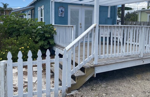 Tropic Hütte | Fenced in Riverview Cottage with Private Deck