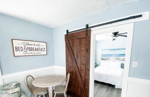 Tropic Hütte | Fenced in Riverview Cottage with Private Deck