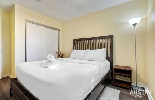 Wells Branch Wohnung | Fenced Yard 2BR 1BA 10m to Domain Near Downtown Pets OK by AUSTIN VACAY