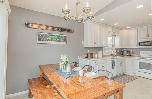 Fargo Haus | Fenced Yard I XL Dining I Workspace I Pack n Play