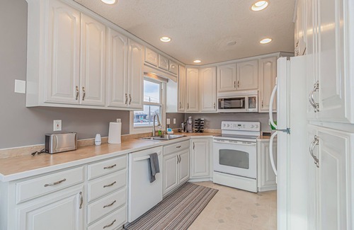 Fargo Haus | Fenced Yard I XL Dining I Workspace I Pack n Play