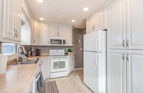 Fargo Haus | Fenced Yard I XL Dining I Workspace I Pack n Play