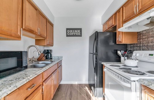 Lake Fenton Wohnung | Fenton Flats- Suite 1 With On Site Hot Tub and Personal Garage