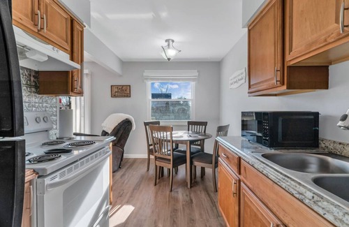 Lake Fenton Wohnung | Fenton Flats- Suite 1 With On Site Hot Tub and Personal Garage