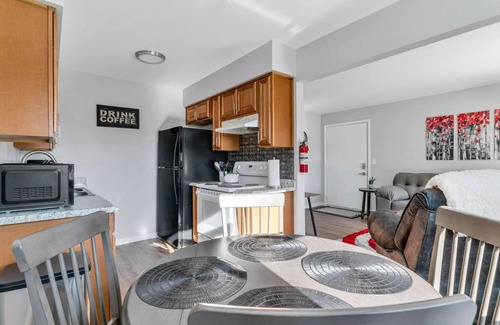 Lake Fenton Wohnung | Fenton Flats- Suite 1 With On Site Hot Tub and Personal Garage