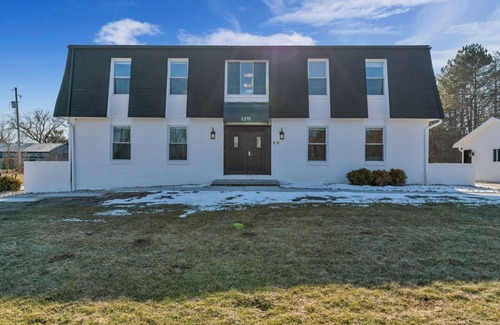 Lake Fenton Wohnung | Fenton Flats- Suite 1 With On Site Hot Tub and Personal Garage