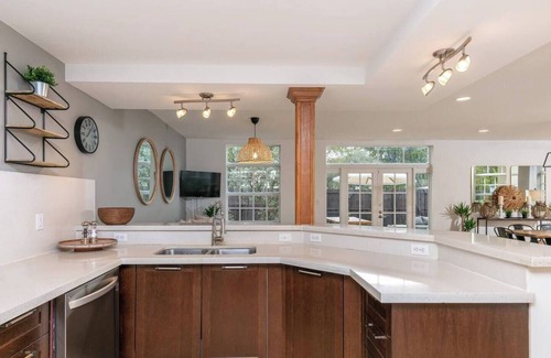 Croissant Park Villa | Fern Residence-Spacious, Backyard-Downtown & Beach