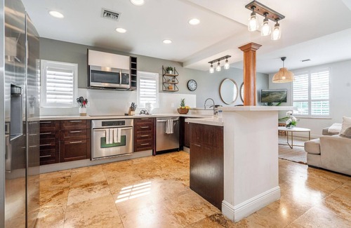 Croissant Park Villa | Fern Residence-Spacious, Backyard-Downtown & Beach