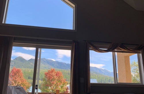 East Kootenay Eigentumswohnung | Fernie 3 Bed Condo with vaulted ceilings and Deck