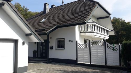 Mahren Wohnung | FeWo Meyer mit privatem Pool & Gartensauna