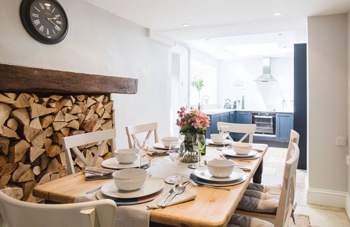 Laverton Haus | Field View - sleeps 5 guests in 3 bedrooms