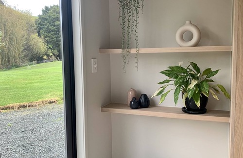 Matakana Wohnung | FIG HOUSE - Studio. Tennis Court