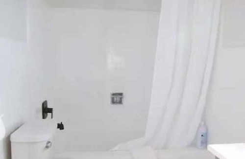 Fillmore Wohnung | Fillmore Lodge: One King Room with Lowest Rates!