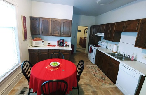 Owosso Haus | Fins Inn Apt A