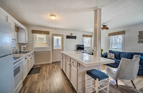 Mecosta Hütte | Fire Pit & Grill: Lakeview Mecosta Cottage!