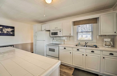 Mecosta Hütte | Fire Pit & Grill: Lakeview Mecosta Cottage!