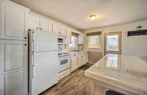 Mecosta Hütte | Fire Pit & Grill: Lakeview Mecosta Cottage!