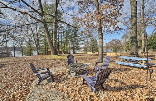 Mecosta Hütte | Fire Pit & Grill: Lakeview Mecosta Cottage!