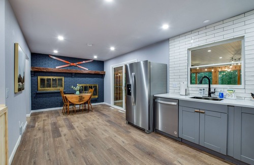 Baraboo Haus | Fire Pit! Patio! Game Room! Hot Tub! Sun Room! Minutes to Baraboo & Dells