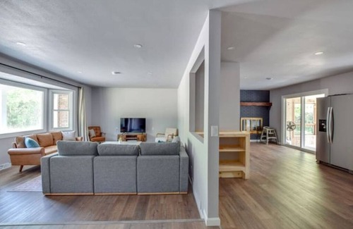 Baraboo Haus | Fire Pit! Patio! Game Room! Hot Tub! Sun Room! Minutes to Baraboo & Dells