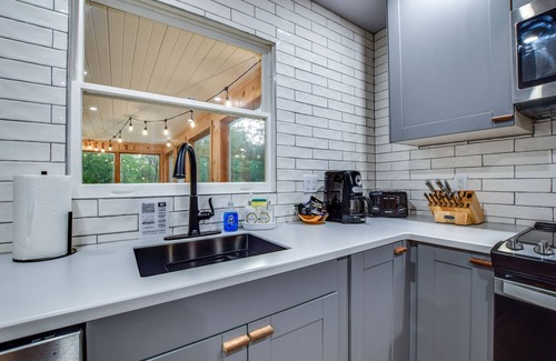 Baraboo Haus | Fire Pit! Patio! Game Room! Hot Tub! Sun Room! Minutes to Baraboo & Dells