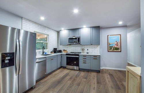 Baraboo Haus | Fire Pit! Patio! Game Room! Hot Tub! Sun Room! Minutes to Baraboo & Dells