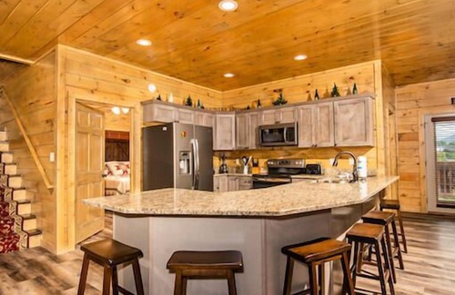 Pigeon Forge Resort | Firefly is a spacious, yet cozy, four-bedroom cabin in Bear Cove Falls.