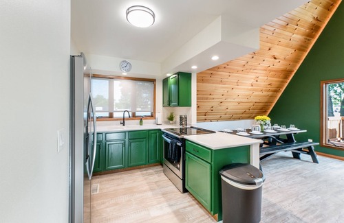 Newville Haus | Your Waterfront Fall Vacay Kayaks/Firepit/Arcade