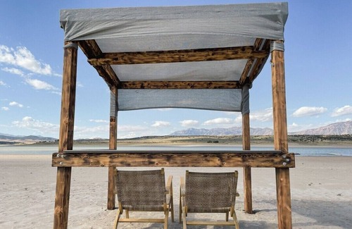 Juab County Wohnmobilvermietung | Delightful wall tent on sandy beach at waters edge