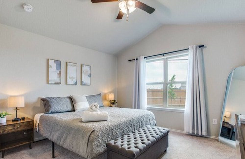 Heritage Haus | New Build with Awesome Amenities near Lackland AFB and Seaworld