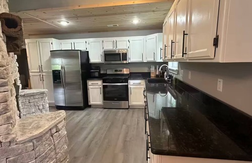 Isabella Haus | Fireplace Lodge - 1 mile from Golf Course & 5 mins from the lake!