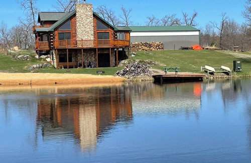 New Lisbon Haus | Fischer’s Secret Cabin on Private lake