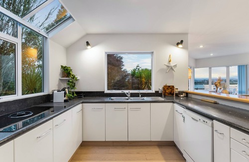 Greenhithe Haus | Five-Bedroom Haven in Greenhithe