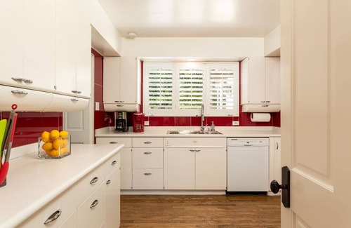 Old Las Palmas Haus | Celebrity Hideaway - Heart-Shaped Swimming Pool with views! In Old Las Palmas Neighborhood! Private! Walk To Downtown!