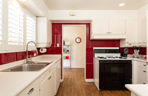 Old Las Palmas Haus | Celebrity Hideaway - Heart-Shaped Swimming Pool with views! In Old Las Palmas Neighborhood! Private! Walk To Downtown!