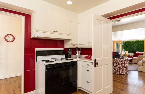 Old Las Palmas Haus | Celebrity Hideaway - Heart-Shaped Swimming Pool with views! In Old Las Palmas Neighborhood! Private! Walk To Downtown!